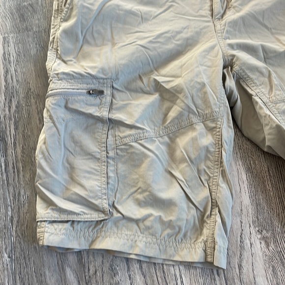 Columbia Mens Khaki Omni- Shade Regular Fit Outdoor Shorts, 12” inseam, size 32 - Picture 5 of 11